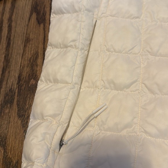 women’s north face cream colored light puffer - Picture 4 of 5